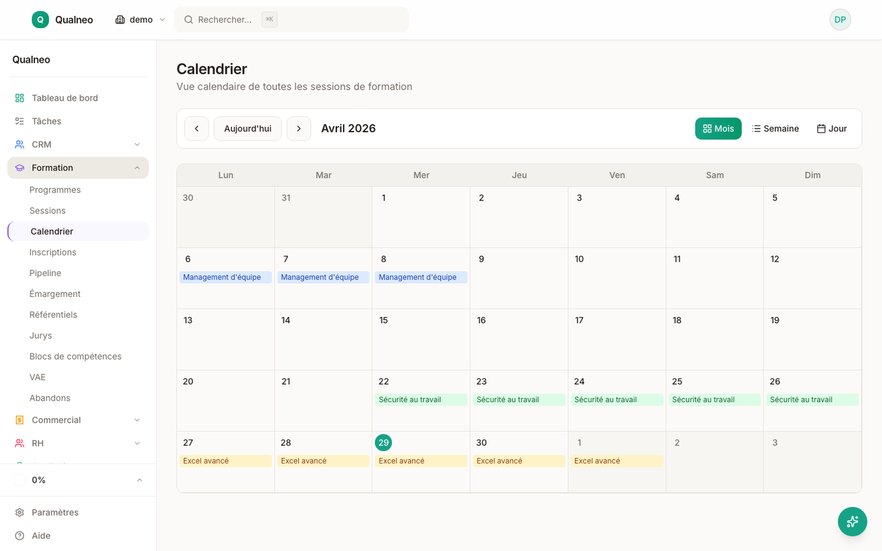 Calendrier visuel des sessions Qualneo : vue mois avec créneaux colorés par programme